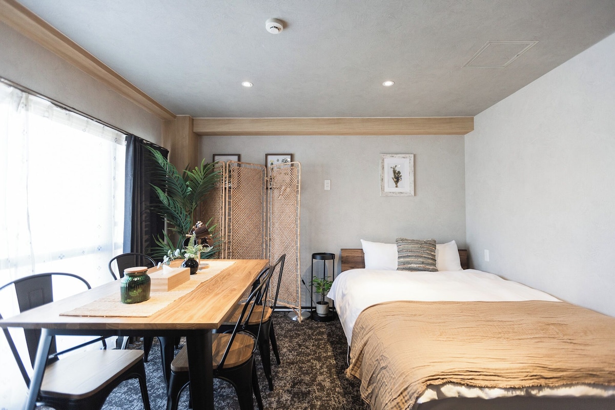 Cubrecamas, cortinas blackout, wifi gratis y ropa de cama 