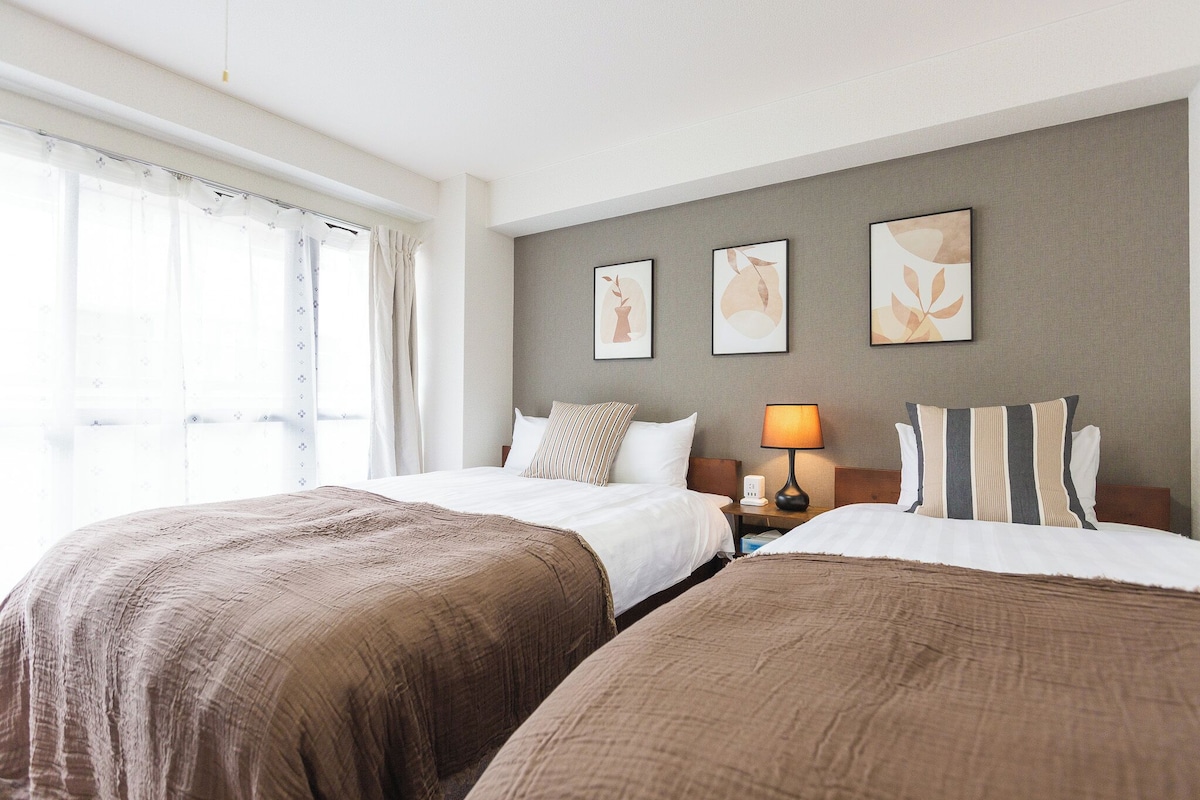 Cubrecamas, cortinas blackout, wifi gratis y ropa de cama 