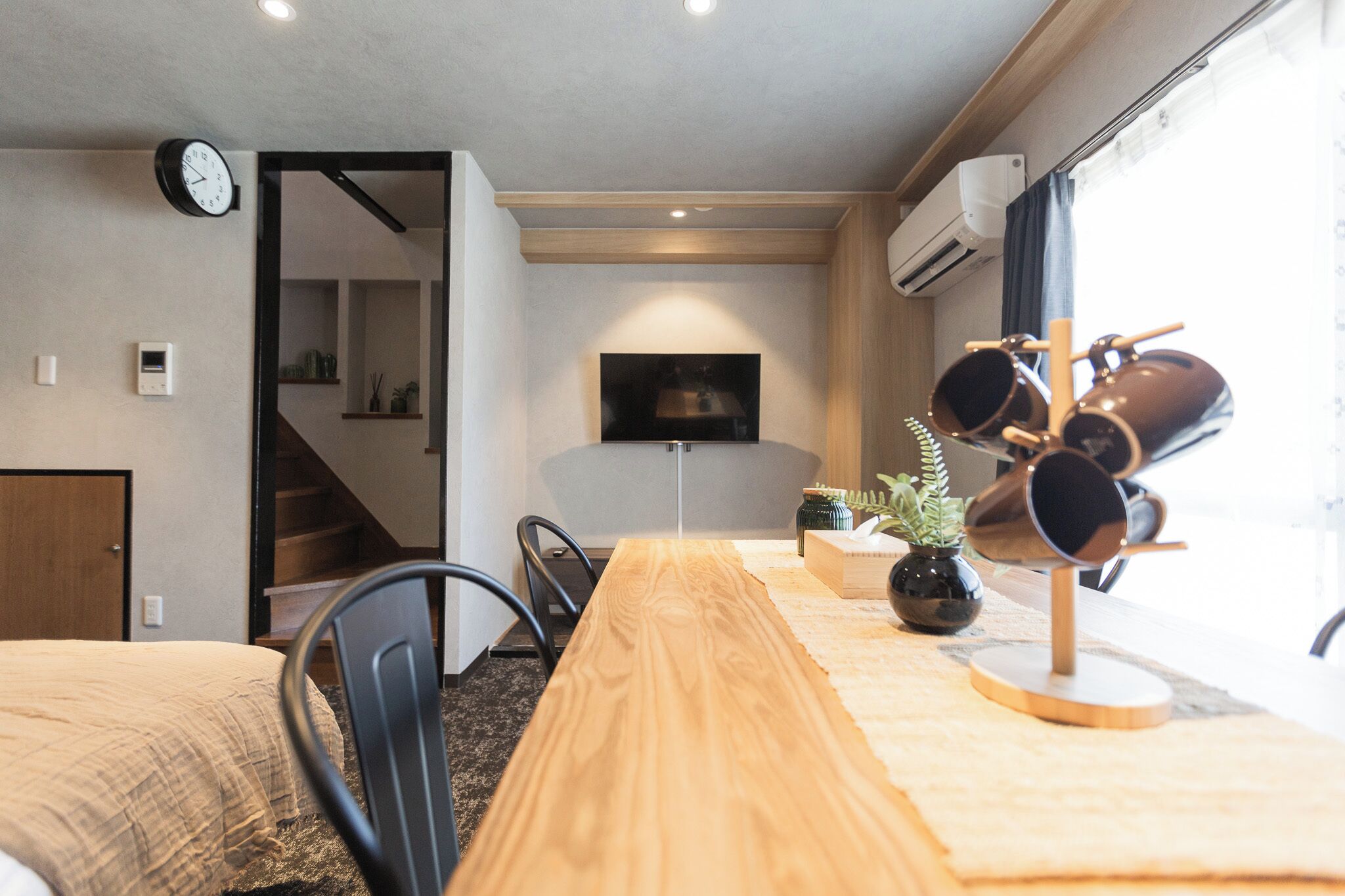 Cubrecamas, cortinas blackout, wifi gratis y ropa de cama 