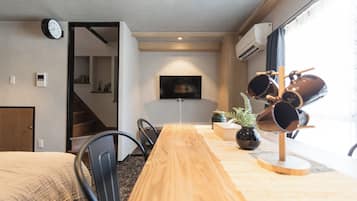 Cubrecamas, cortinas blackout, wifi gratis y ropa de cama