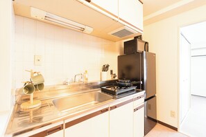 Refrigerador, microondas, placa de cocina, utensilios de cocina