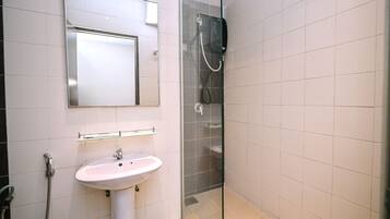 Deluxe Twin Room, City View | Bathroom | Shower, free toiletries, hair dryer, towels