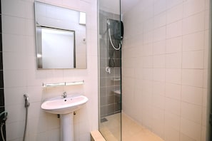 Deluxe Twin Room, City View | Bathroom | Shower, free toiletries, hair dryer, towels - Kingston Hotel 11 @ PWTC, KL (Kuala Lumpur)