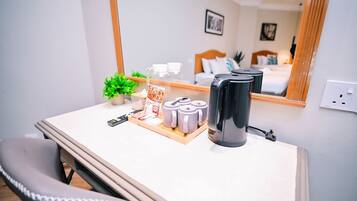 Kamar Quadruple Standar | Meja kerja, ruang kerja ramah laptop, dan Wi-Fi gratis