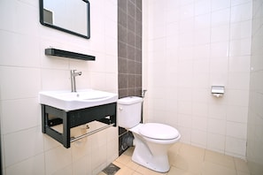 Deluxe-Vierbettzimmer, Stadtblick (Deluxe Family Room) | Badezimmer | Dusche, kostenlose Toilettenartikel, Haartrockner, Handtücher