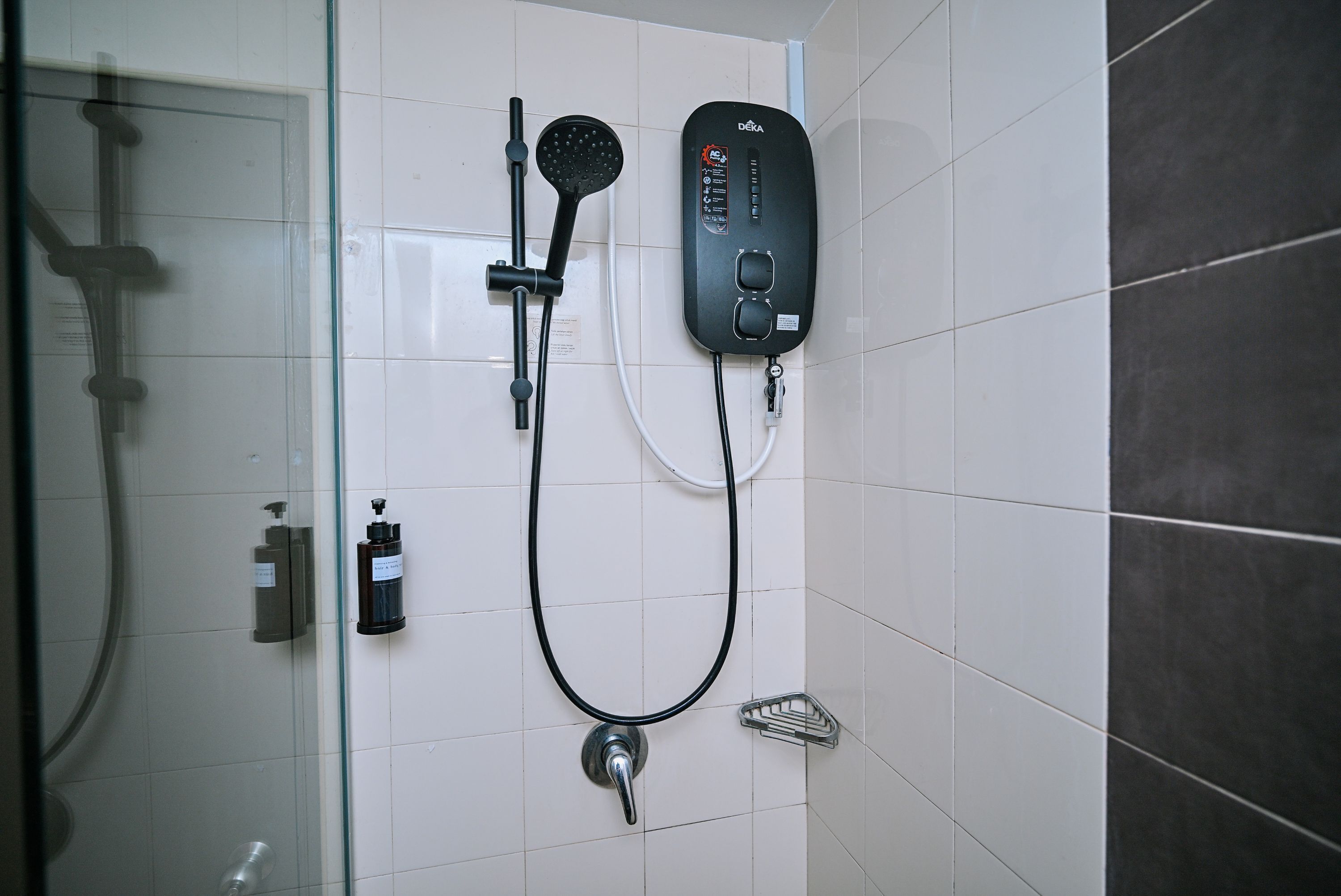 Kamar Quadruple Standar | Kamar mandi | Shower, perlengkapan mandi gratis, pengering rambut, dan handuk