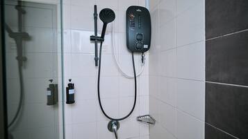 Kamar Quadruple Standar | Kamar mandi | Shower, perlengkapan mandi gratis, pengering rambut, dan handuk