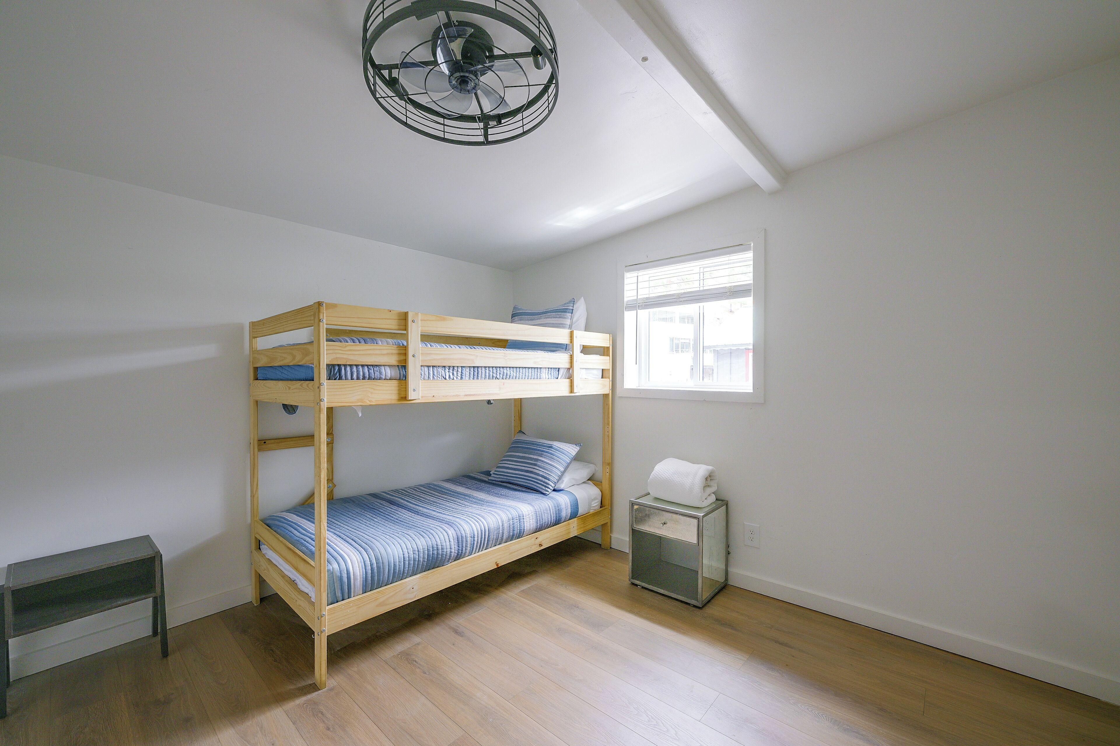 4 bedrooms, desk, iron/ironing board, internet