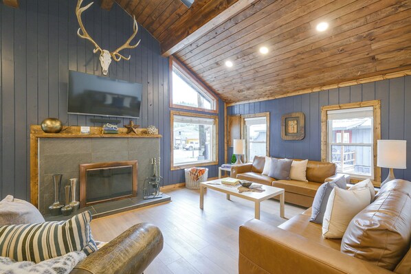 Living area - Walk to Main St: Red River Lodge w/ Ski Views (Red River)