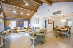 Living area - Walk to Main St: Red River Lodge w/ Ski Views (Red River)