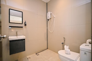 Deluxe-Vierbettzimmer | Badezimmer