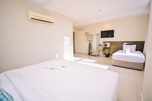 Executive Triple Room | Iron/ironing board, free WiFi - Kingston Hotel 12 - Jalan Raja Laut KL (Kuala Lumpur)