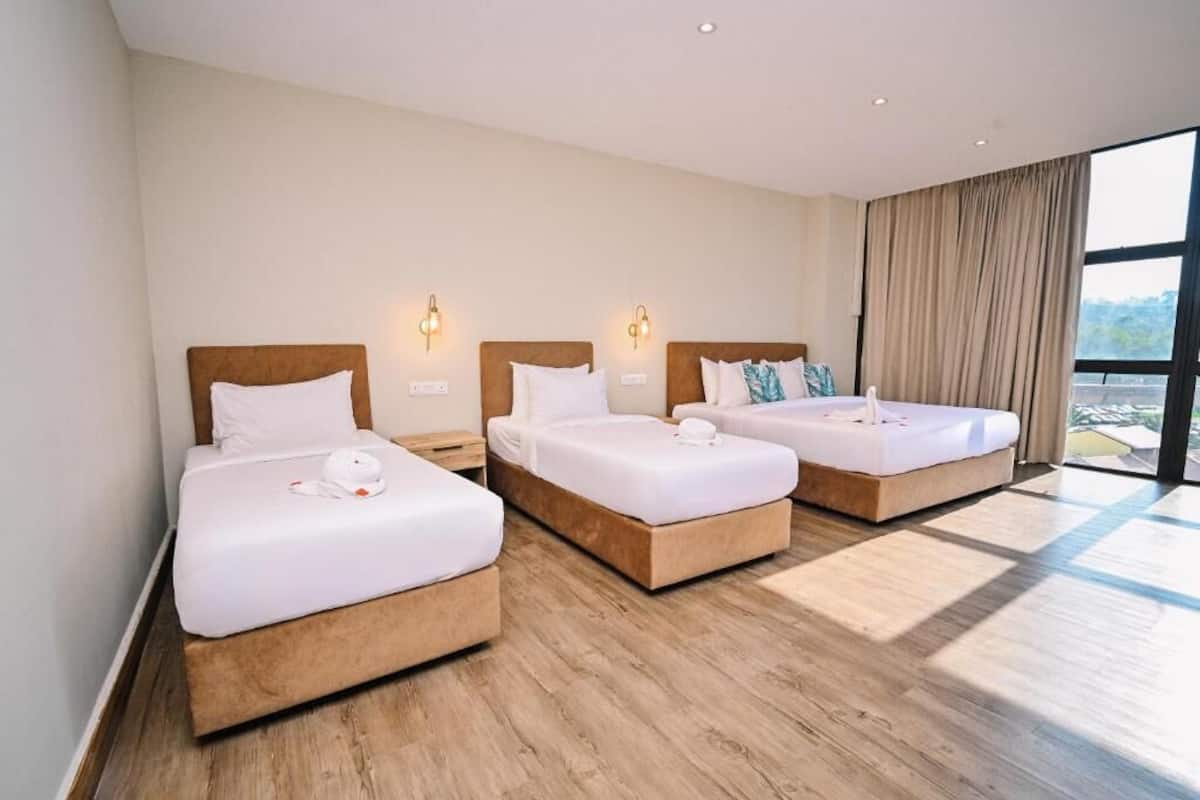 Deluxe-Vierbettzimmer | Bügeleisen/Bügelbrett, kostenloses WLAN