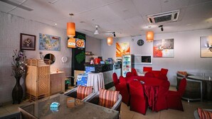 Een restaurantinterieur met een bar, zitplaatsen en een balie.