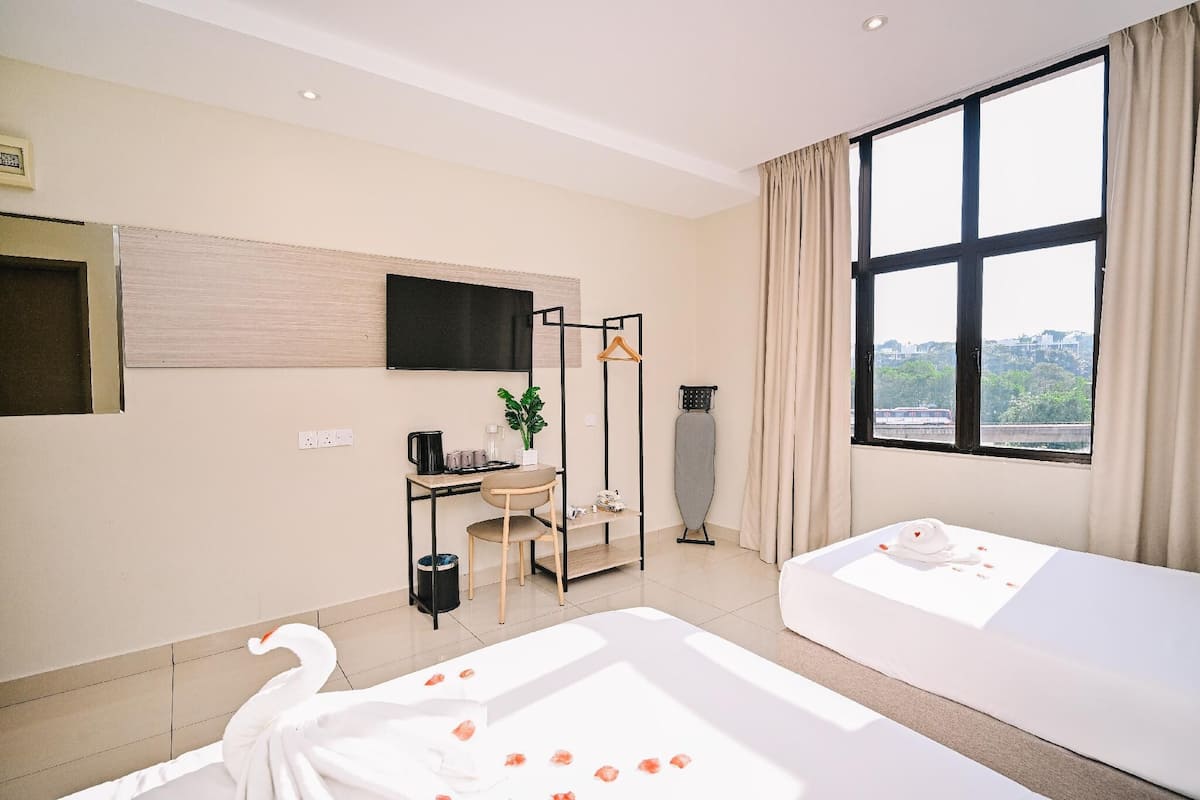 Deluxe-Dreibettzimmer | Bügeleisen/Bügelbrett, kostenloses WLAN