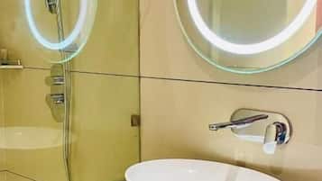 Deluxe Double Room | Bathroom