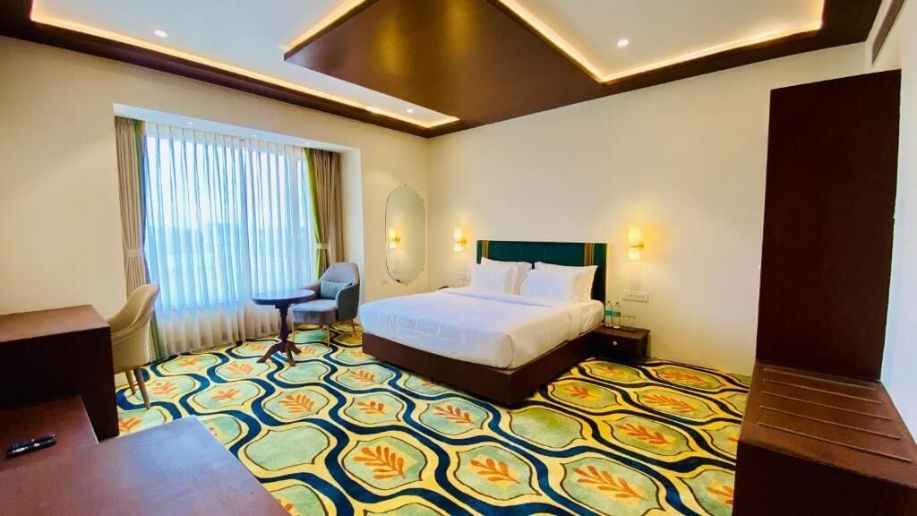 Executive Suite | In-room safe, soundproofing