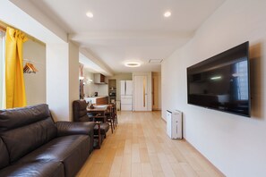 Living area - Vrbo Property (Osaka)