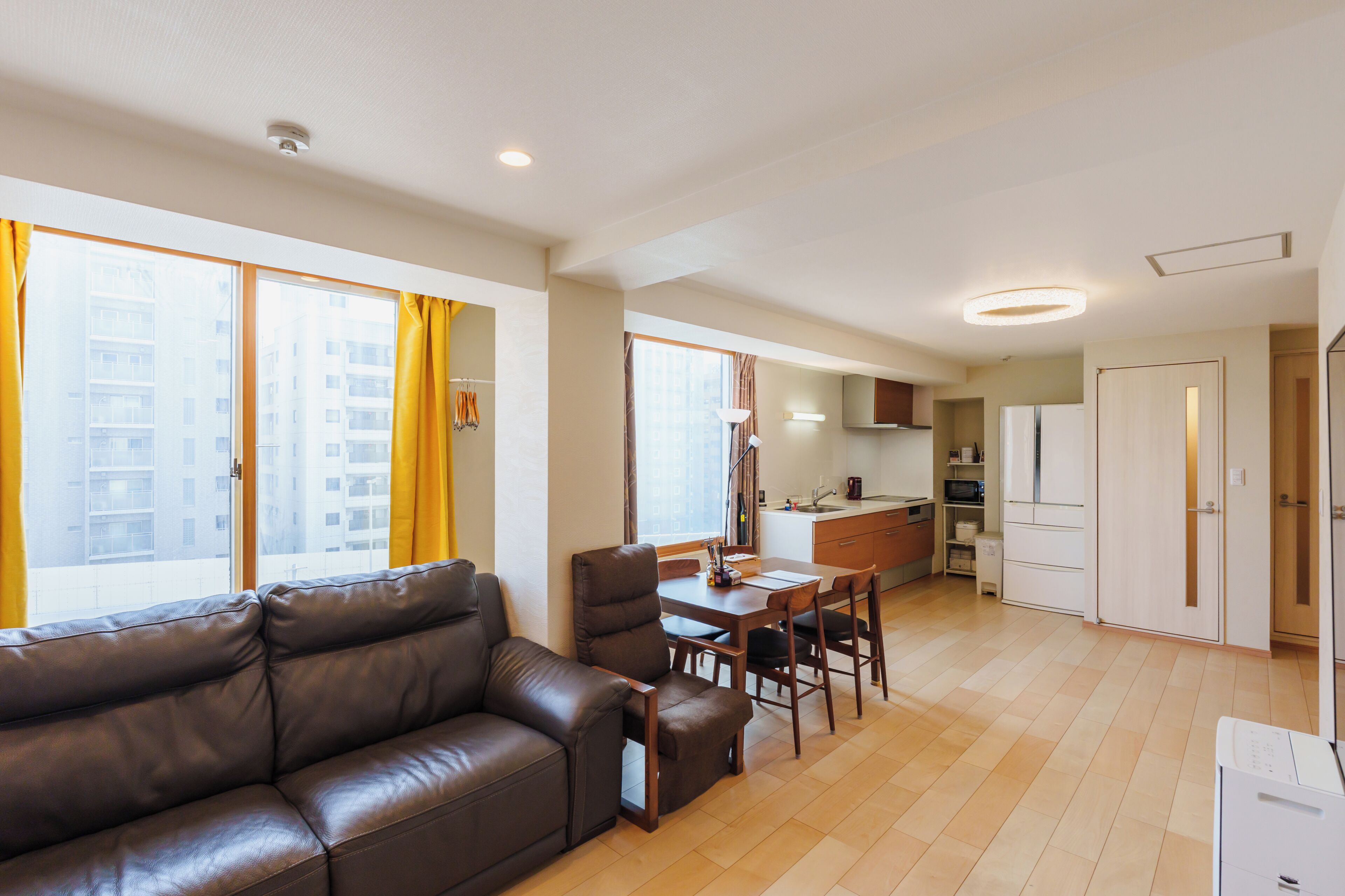 Un apartamento moderno con sala de estar, comedor y cocina.