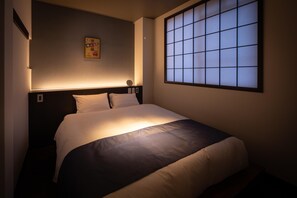 A hotel room with a bed, a wall clock, and a shoji screen. - Imakusa-so, Osaka, Dotonbori - Goyakuya - (大阪市中央区道頓堀１丁目東)
