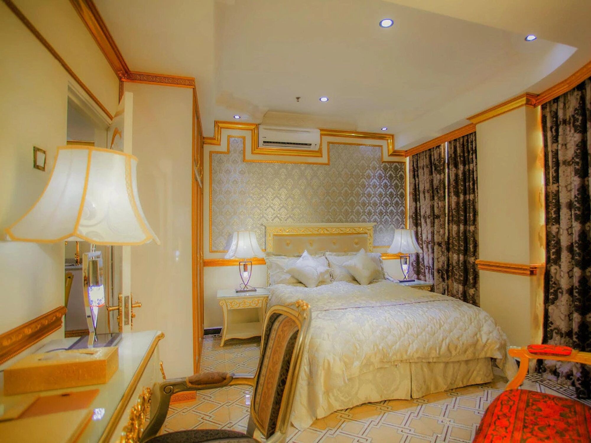 Desk, soundproofing, free WiFi, bed sheets