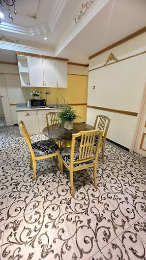Apartamento | Escrivaninha, quartos à prova de som, Wi-Fi de cortesia, roupa de cama