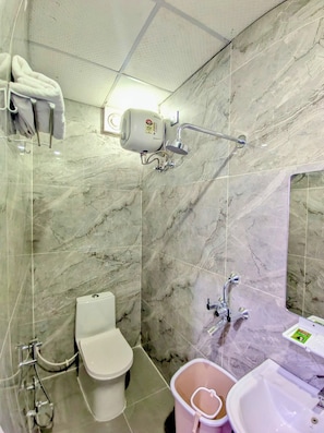 Dusche, kostenlose Toilettenartikel, Handtücher, Seife