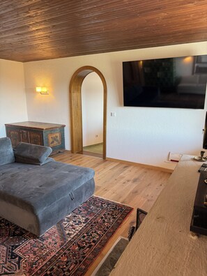 TV connectée, cheminée, table de tennis de table, livres