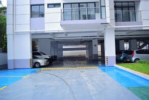 A multi-level parking garage with cars parked inside. - Cozy Nest 1BR Kilimani (Nairobi)