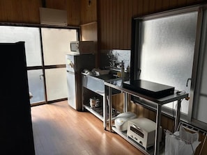 Tủ lạnh, lò vi sóng, bếp nấu, dụng cụ nấu nướng/bát dĩa/dao nĩa 