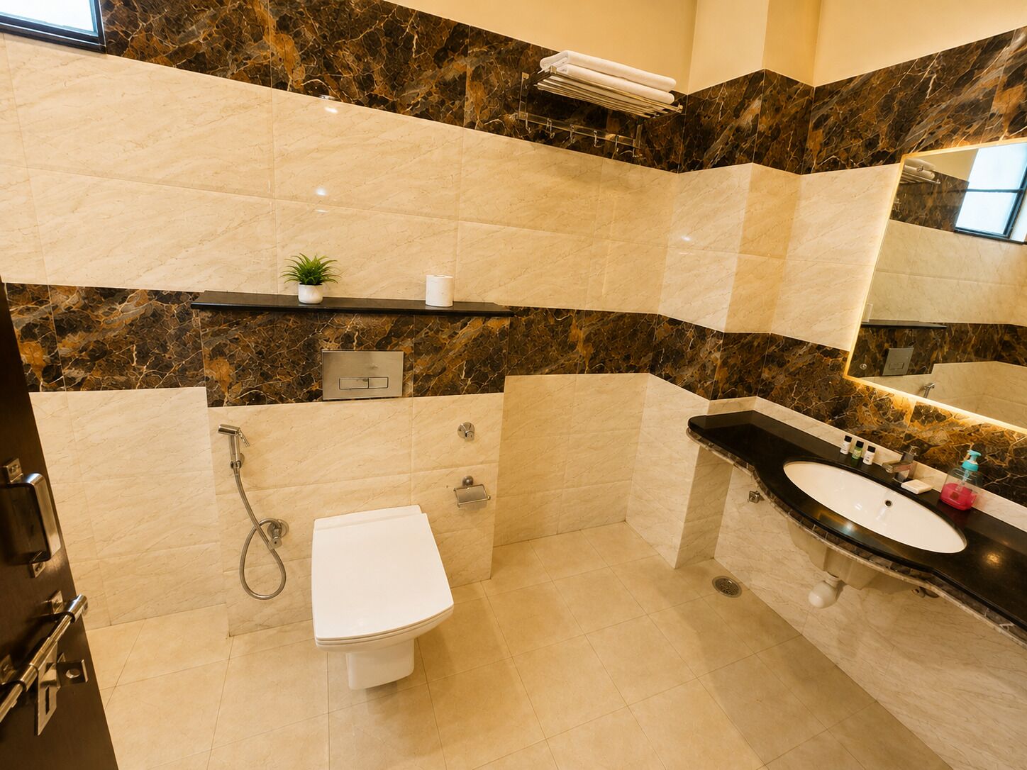 Un baño moderno con inodoro, lavabo y ducha.