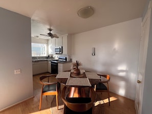 Dining - Breezy Beach 2-bedroom Condo in Ventura (Ventura)