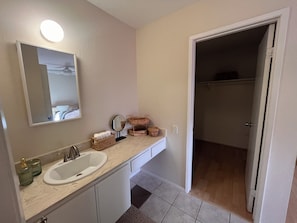 Towels, soap, toilet paper - Breezy Beach 2-bedroom Condo in Ventura (Ventura)