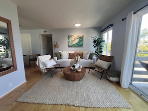 Living area - Breezy Beach 2-bedroom Condo in Ventura (Ventura)
