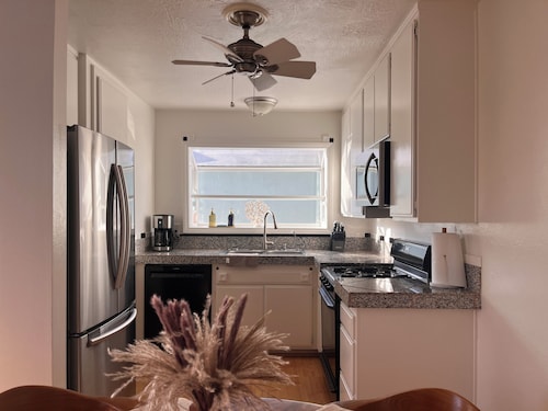 Breezy Beach 2-bedroom Condo in Ventura