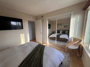 WiFi, bed sheets - Breezy Beach 2-bedroom Condo in Ventura (Ventura)