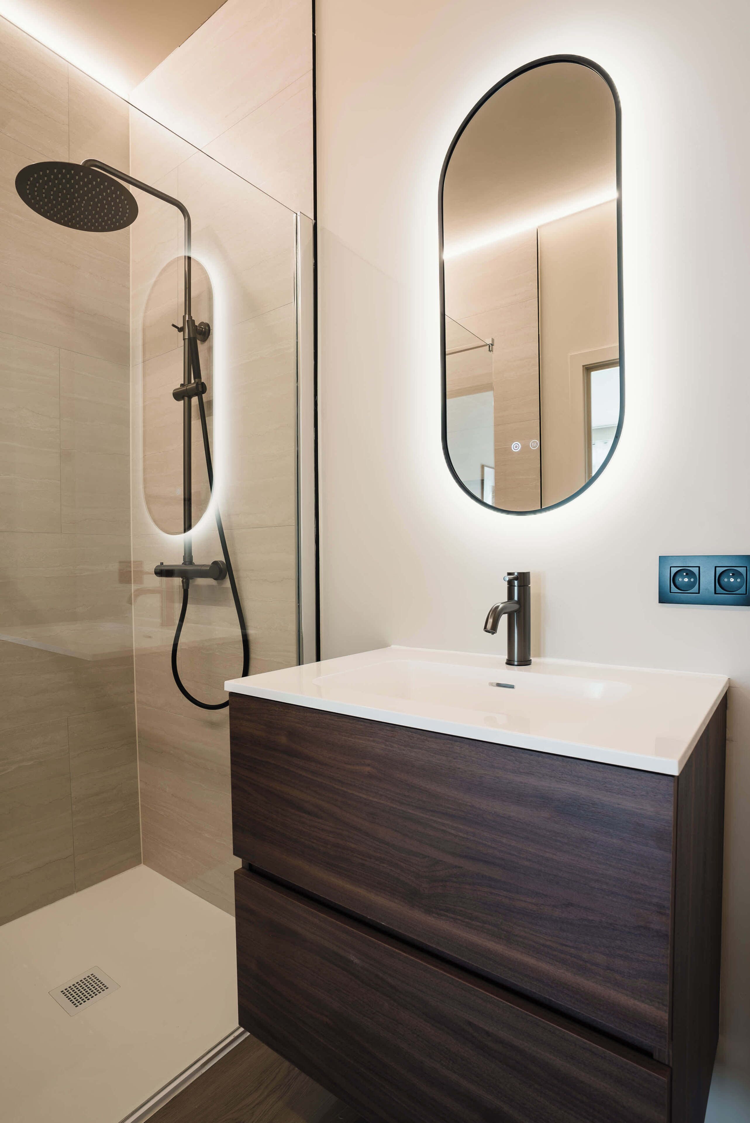 Deluxe studio | Badkamer | Een douche, een haardroger, handdoeken, zeep