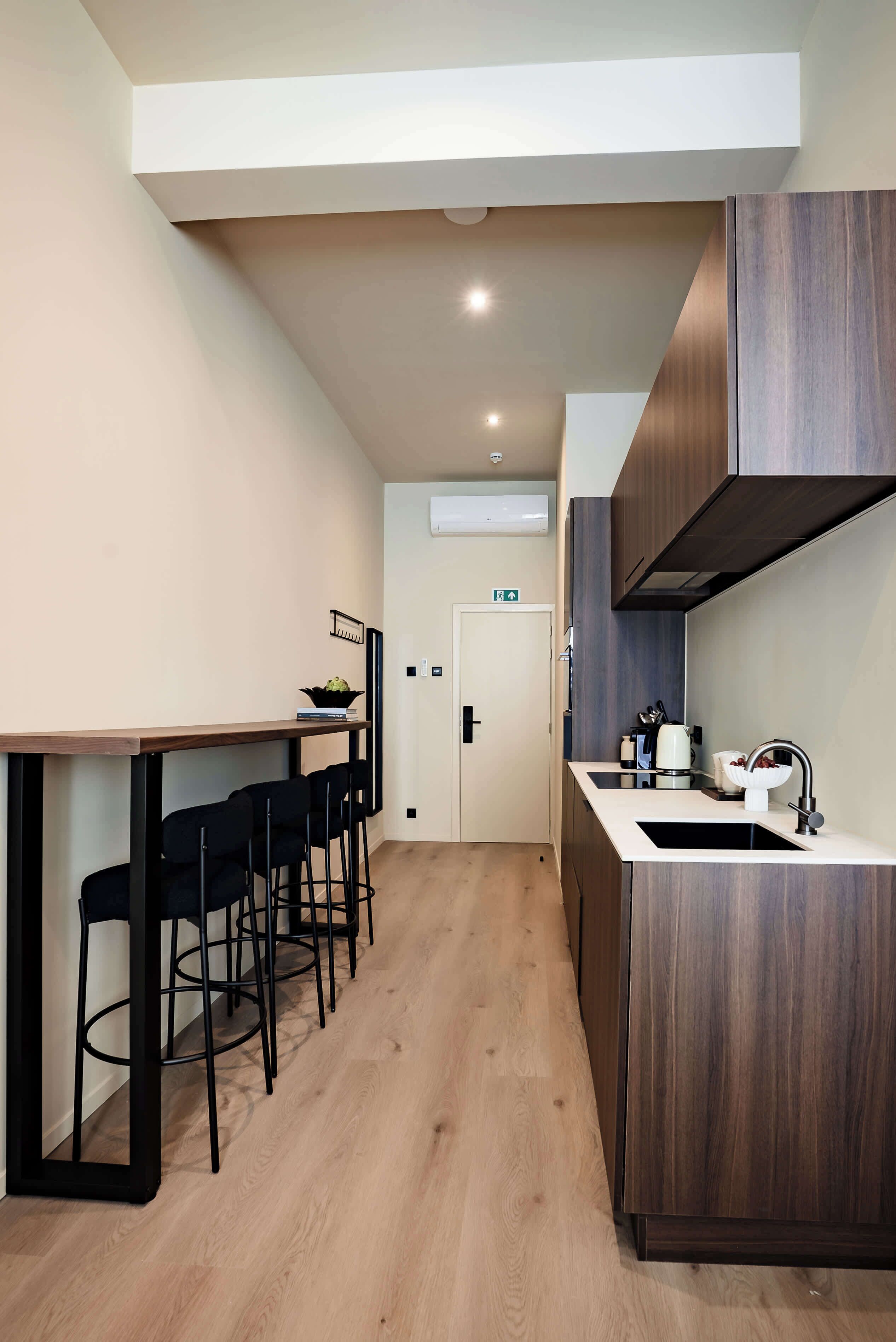 Estudio Deluxe | Cocina privada | Cafetera y tetera, refrigerador, microondas y horno 