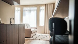 Un interior moderno con kitchenette, sofá y vistas al exterior.
