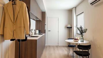 Comfort studio | Privékeuken | Een koffiezetapparaat/waterkoker, een koelkast, een magnetron, een oven