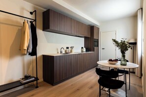 Estudio Confort | Cocina privada | Cafetera y tetera, refrigerador, microondas y horno 