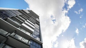 En modern byggnad med flera våningar och stora fönster.