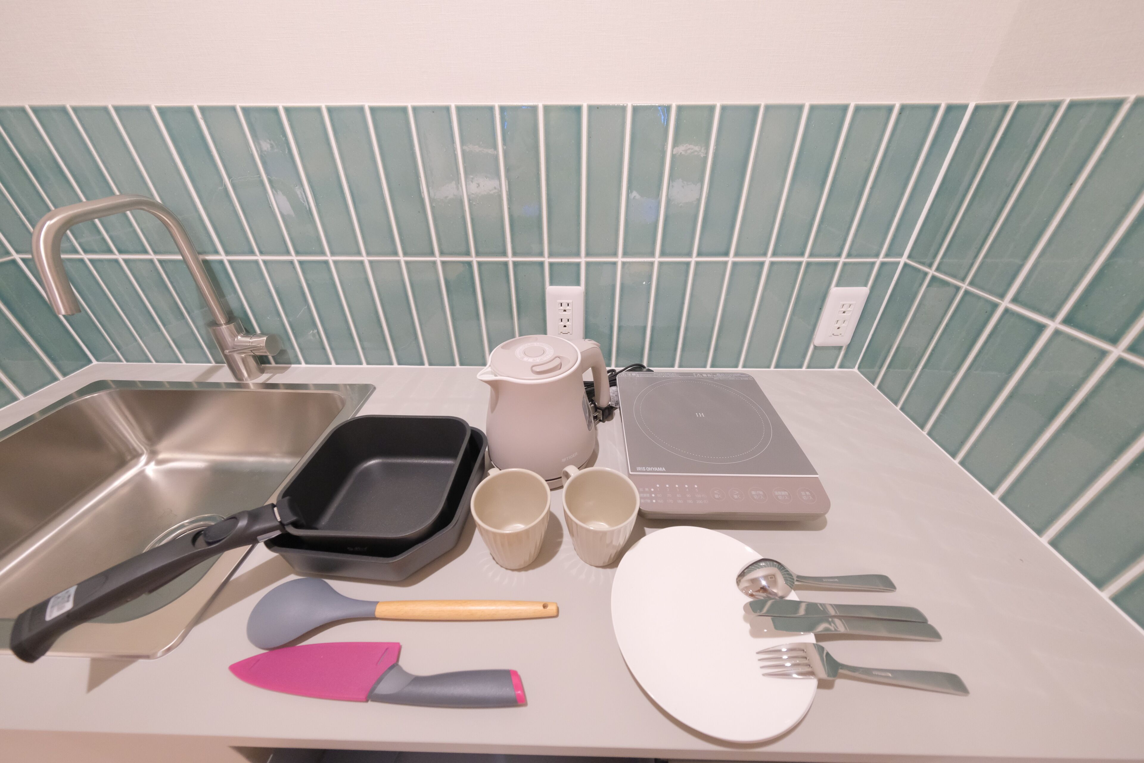 Réfrigérateur, micro-ondes, plaque de cuisson, bouilloire électrique