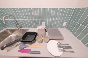 Een koelkast, een microgolfoven, een kookplaat, een waterkoker