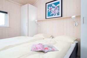 Travel cot, free WiFi, bed sheets - Beach House with Sauna & Tub (Großenbrode)
