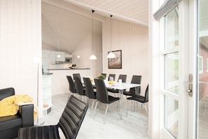 Dining - Luxe Coastal Retreat for 10 (Großenbrode)