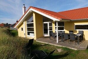 Outdoor dining - Luxury Coastal Stay for 10 (Großenbrode)