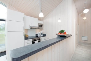 Coffee/tea maker, fridge, microwave, oven - Luxury Coastal Stay for 10 (Großenbrode)