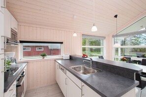 Coffee/tea maker, fridge, microwave, oven - Coastal Nordic Cottage for 6 (Großenbrode)