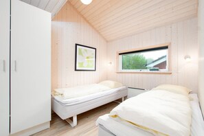 Travel cot, free WiFi, bed sheets - Scandinavian Coastal Stay for 10 (Großenbrode)